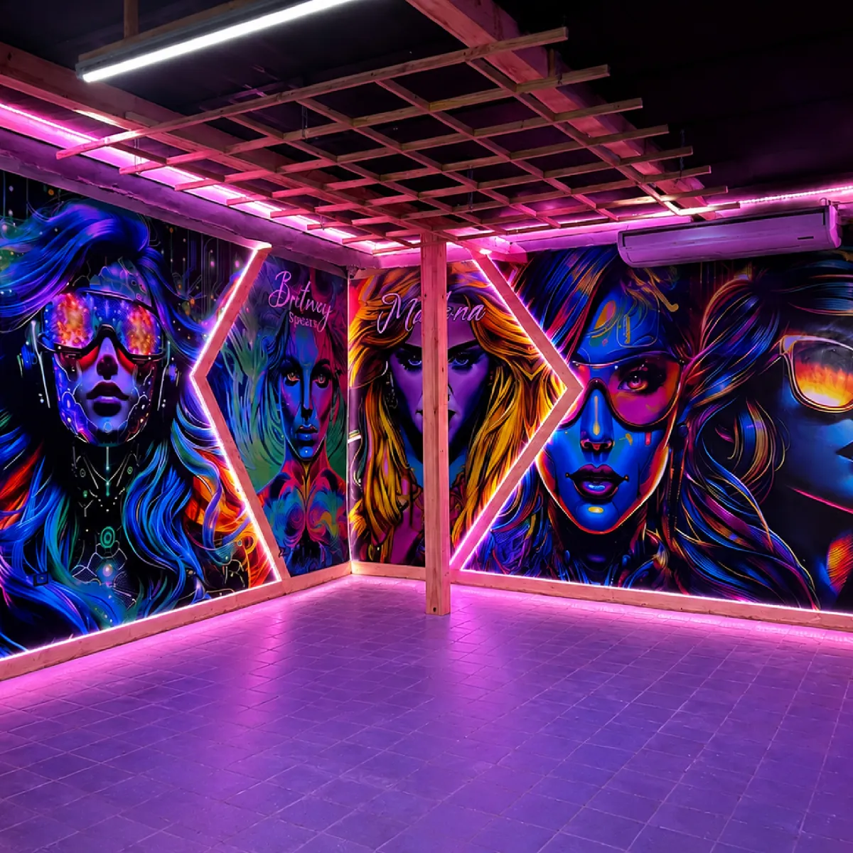 Mural de vinilo con artistas en estilo neón instalado por Paradiso Gráfico