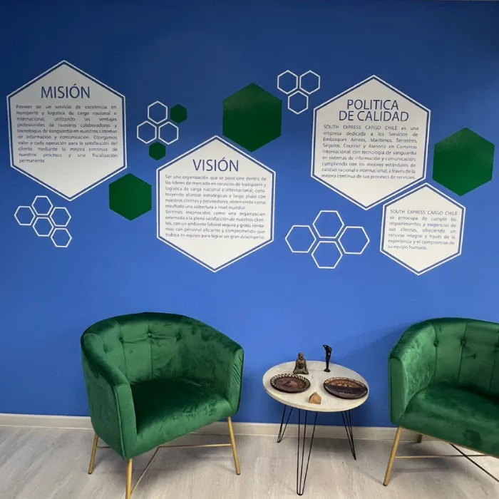 Vinilo troquelado decorativo con hexágonos instalado por Paradiso Gráfico